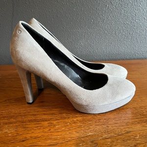 Grey Rockport heels
